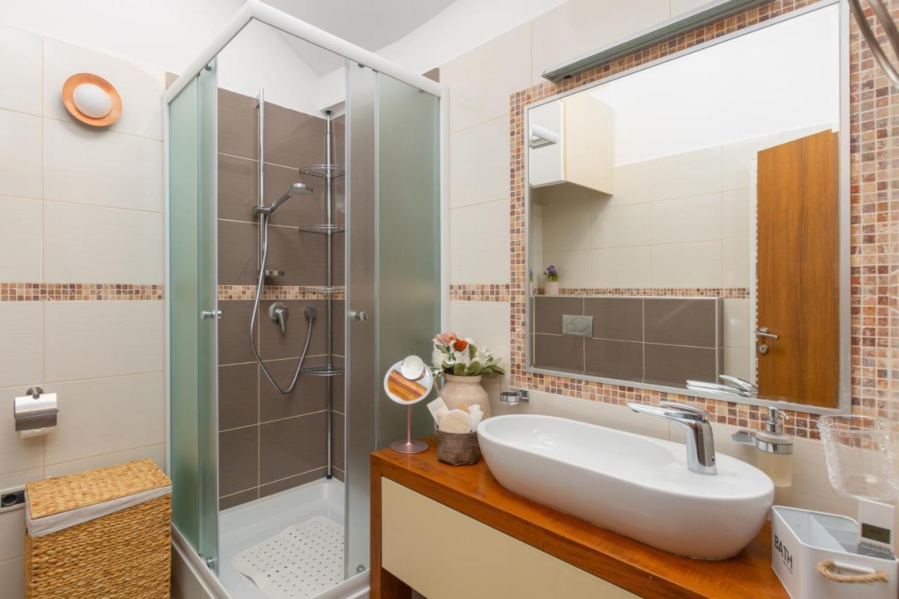 Exclusive Seafront Bacchus Apartment Пореч Экстерьер фото